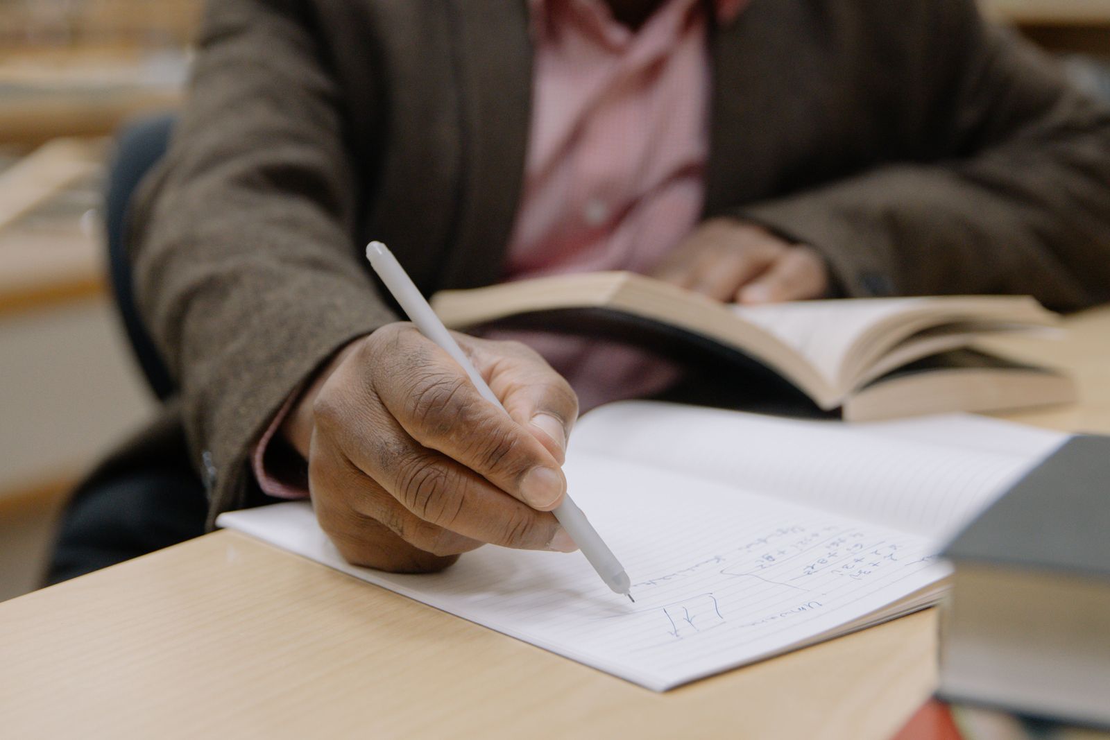 Material de estudiante tomando notas en un libro